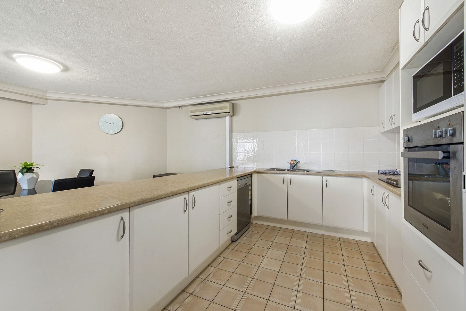 12B/30 Laycock Street, Surfers Paradise - Thumbnail 5