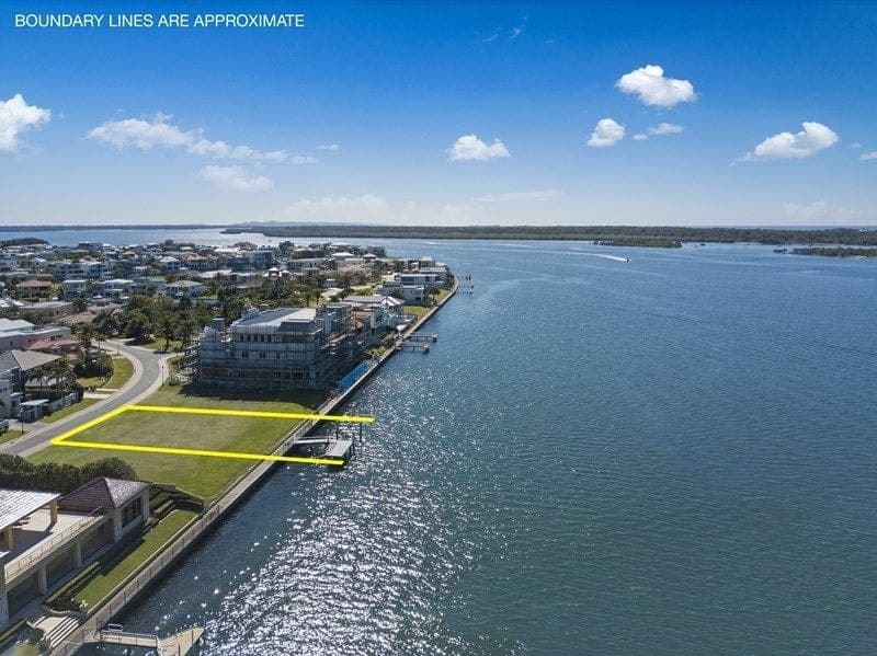 28 King Charles Drive, Sovereign Islands - Thumbnail 2