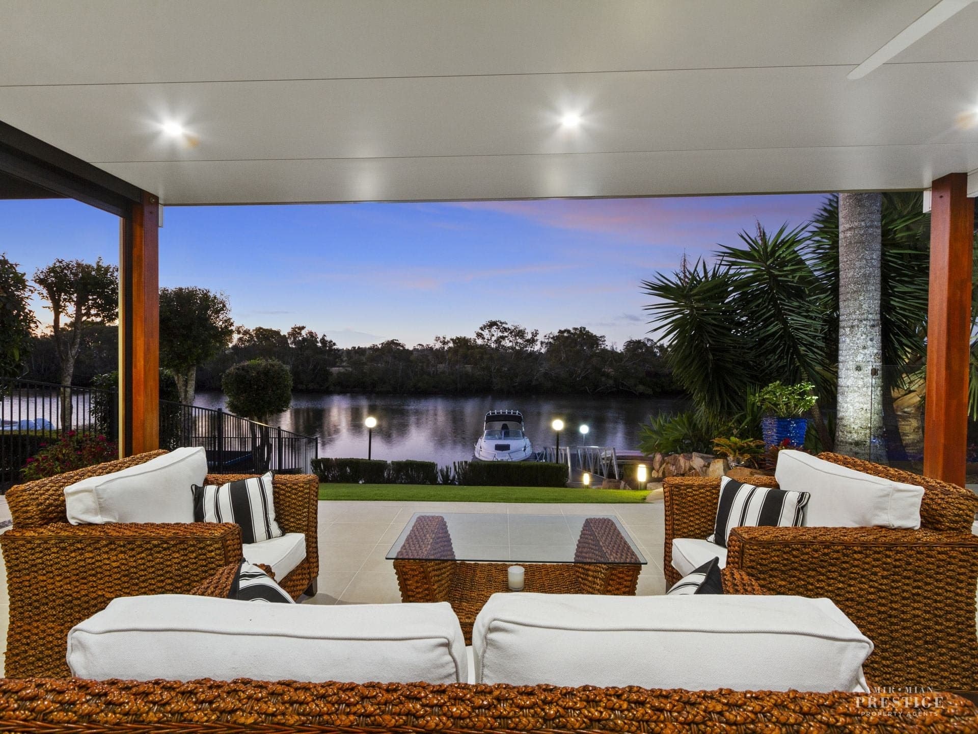 1120 Beechwood Drive, Hope Island - Thumbnail 2