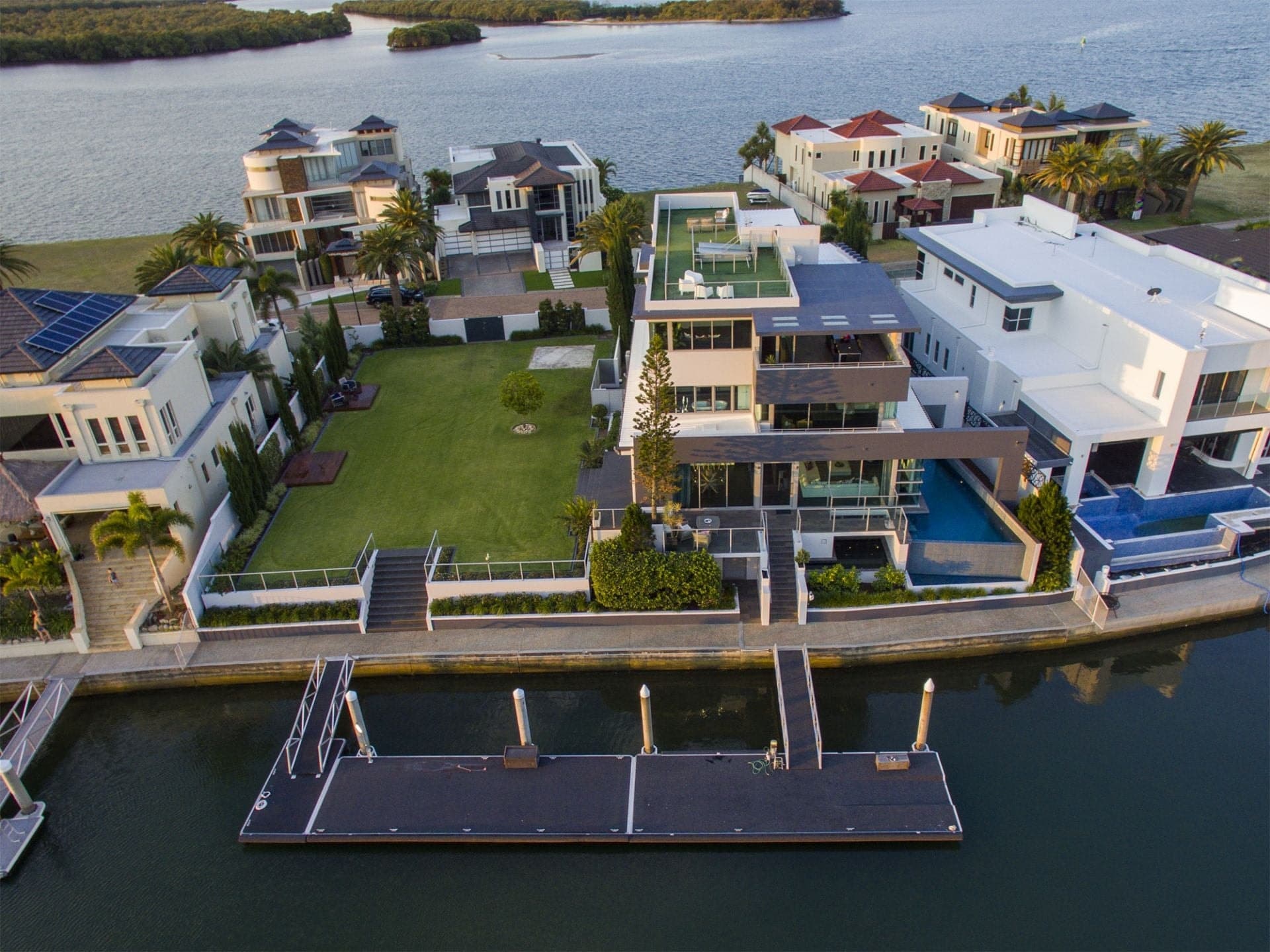 14 Knightsbridge Parade West, Sovereign Islands - Thumbnail 2