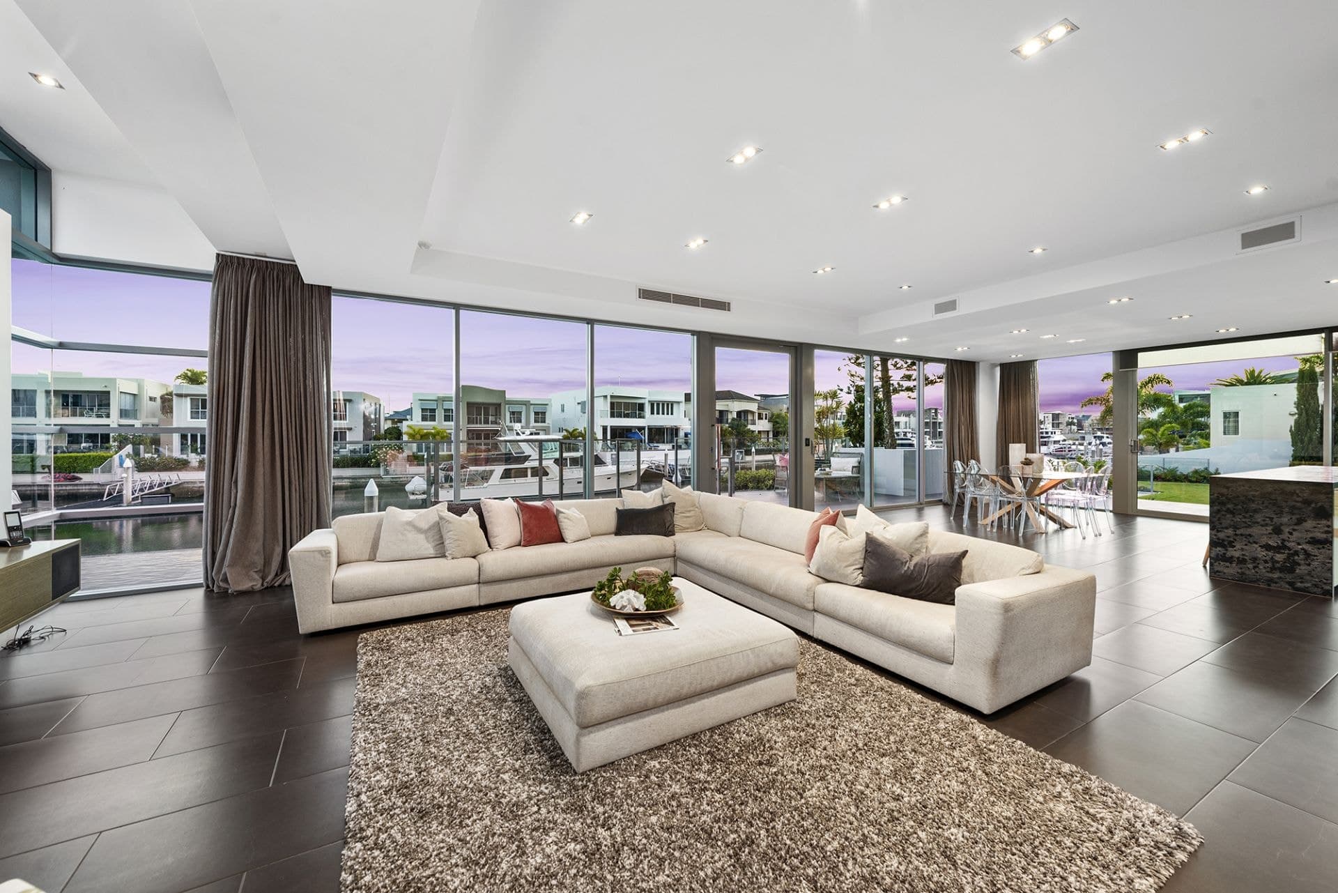 12 Knightsbridge Parade West, Sovereign Islands - Thumbnail 4