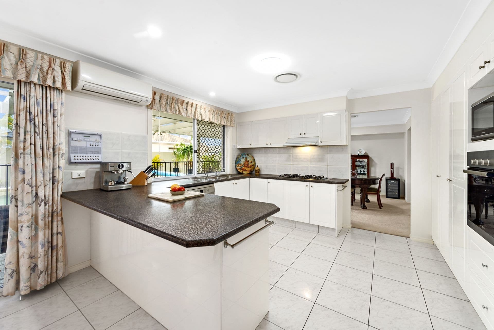 15 Edinburgh Road, Benowa Waters - Thumbnail 8