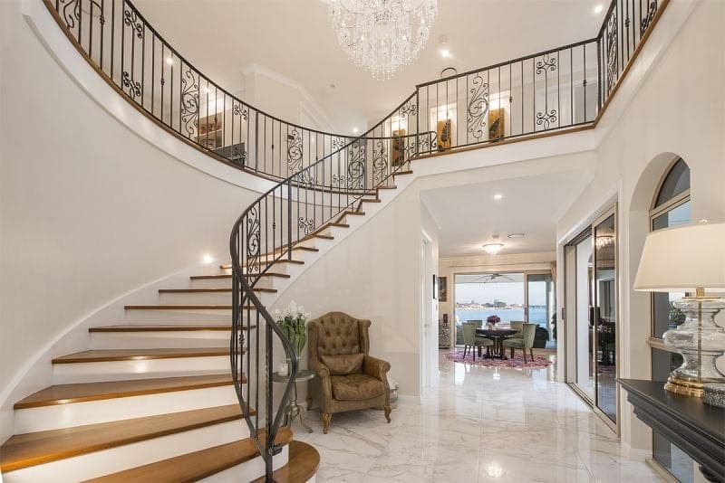 28 Hampton Court, Sovereign Islands - Thumbnail 2