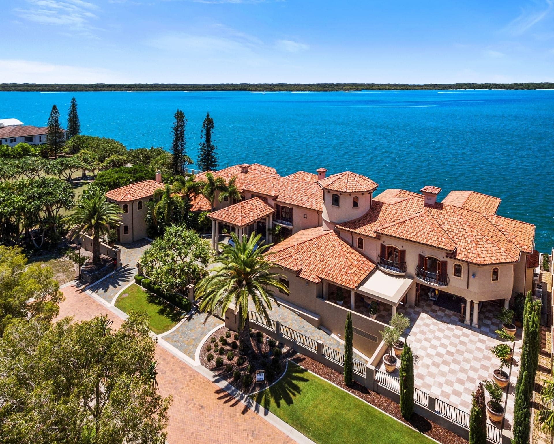 3-7 Sir Lancelot Close, Sovereign Islands - Thumbnail 2