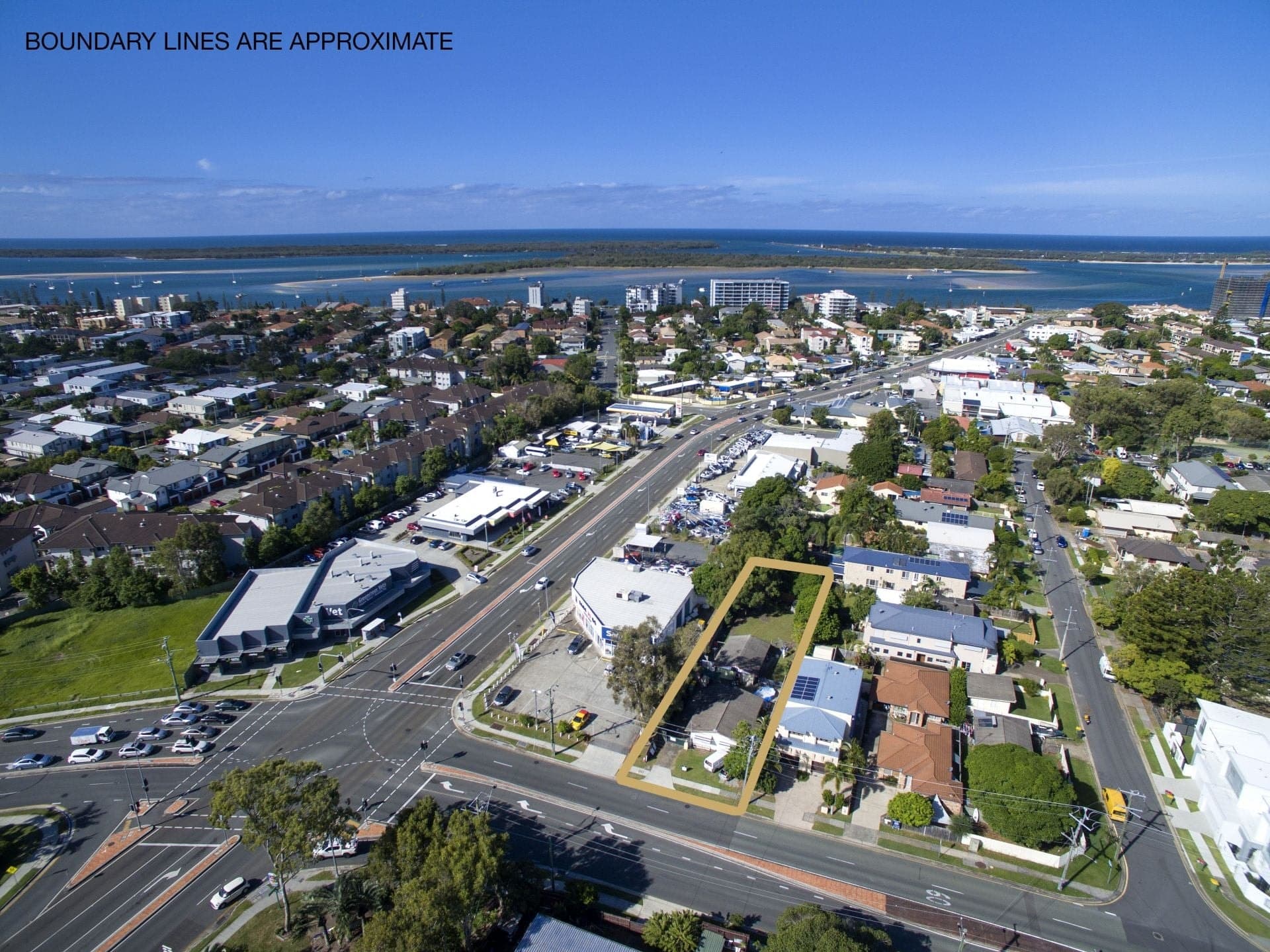 4 Government Road, Labrador - Thumbnail 2