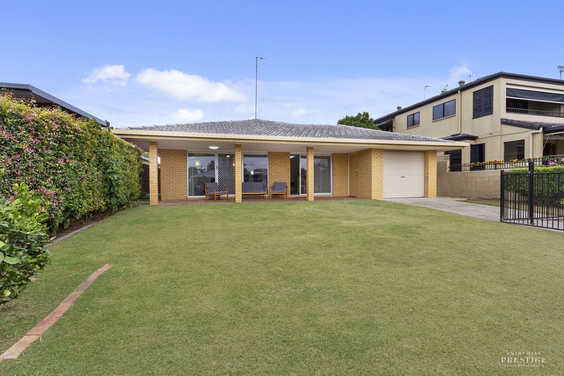 15 Vaggelas Crescent, Biggera Waters - Thumbnail 4