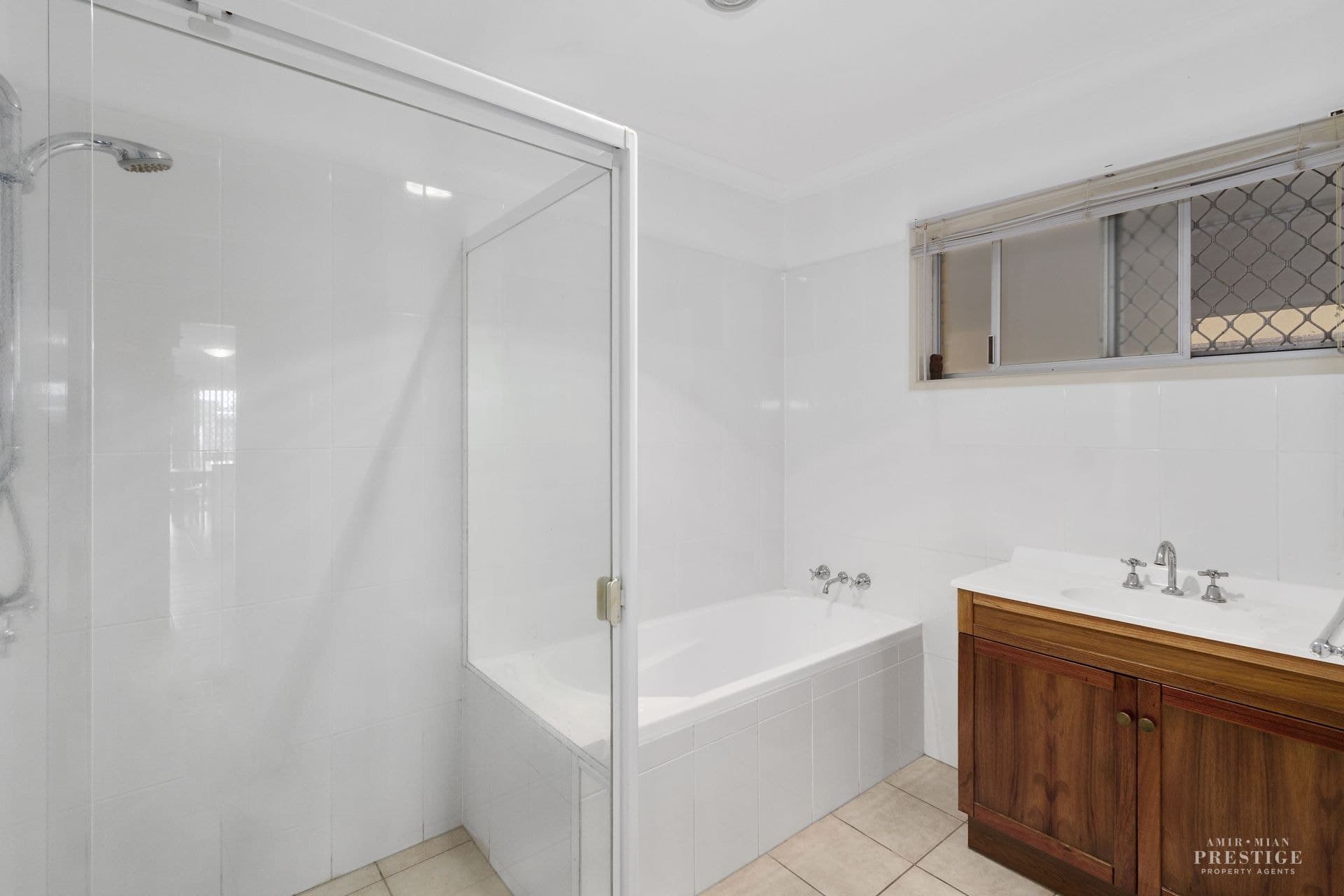 15 Vaggelas Crescent, Biggera Waters - Thumbnail 7