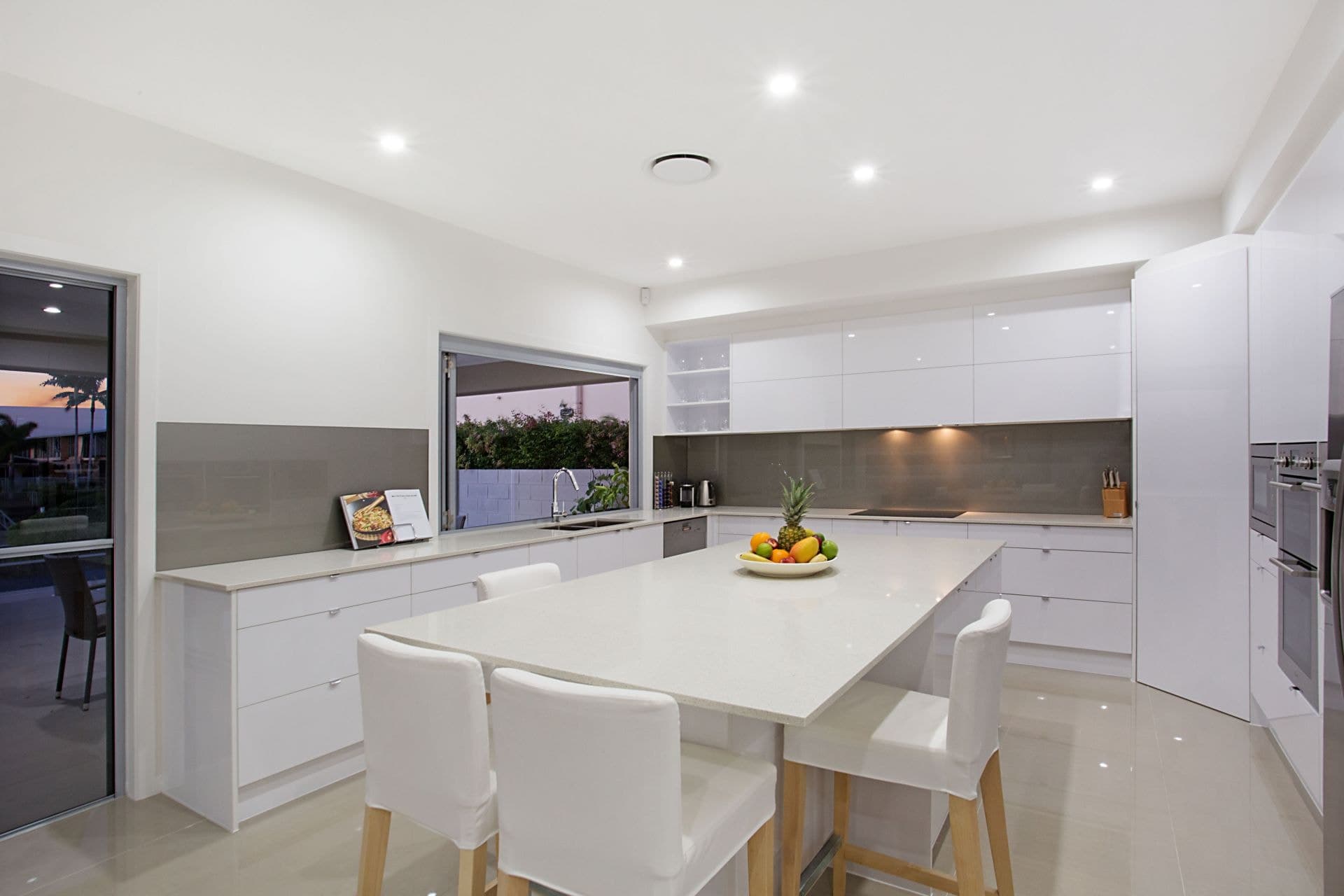 23 Andrea Avenue, Broadbeach Waters - Thumbnail 6
