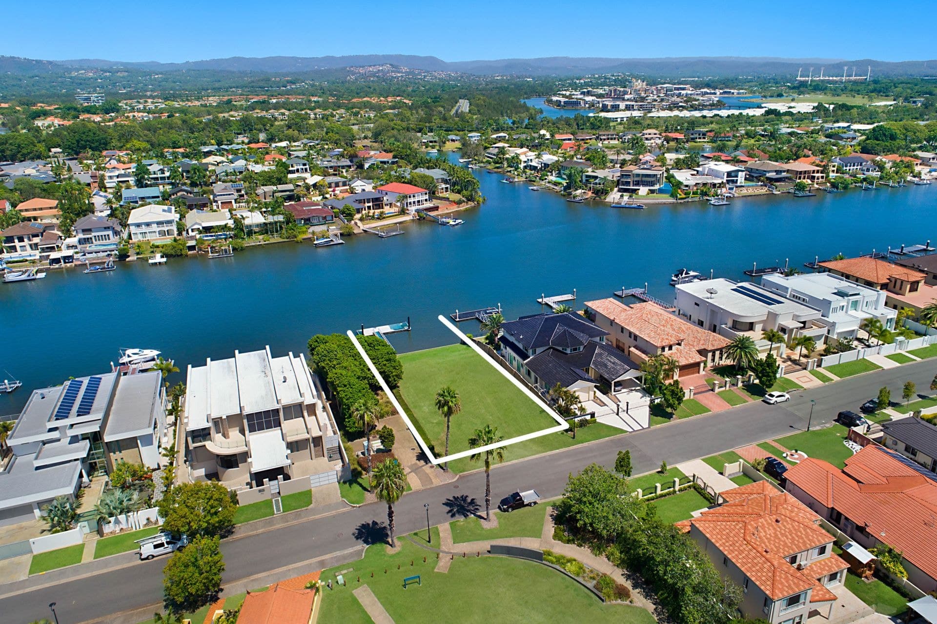 71 Sir Bruce Small Boulevard, Benowa Waters - Thumbnail 4