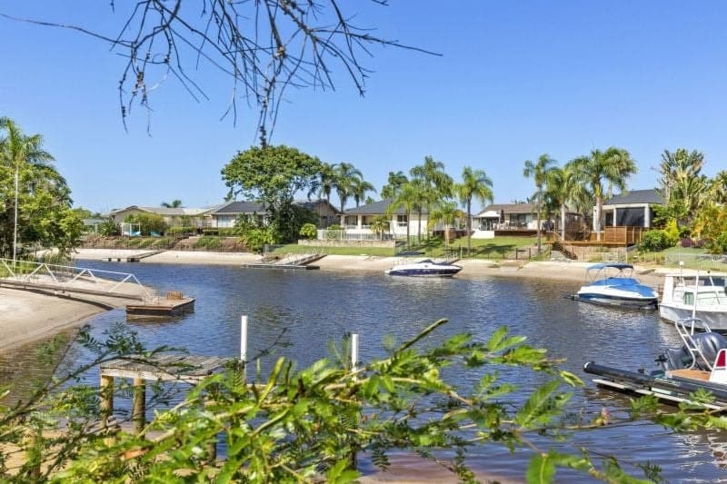 8 Edinburgh Road, Benowa Waters - Thumbnail 2
