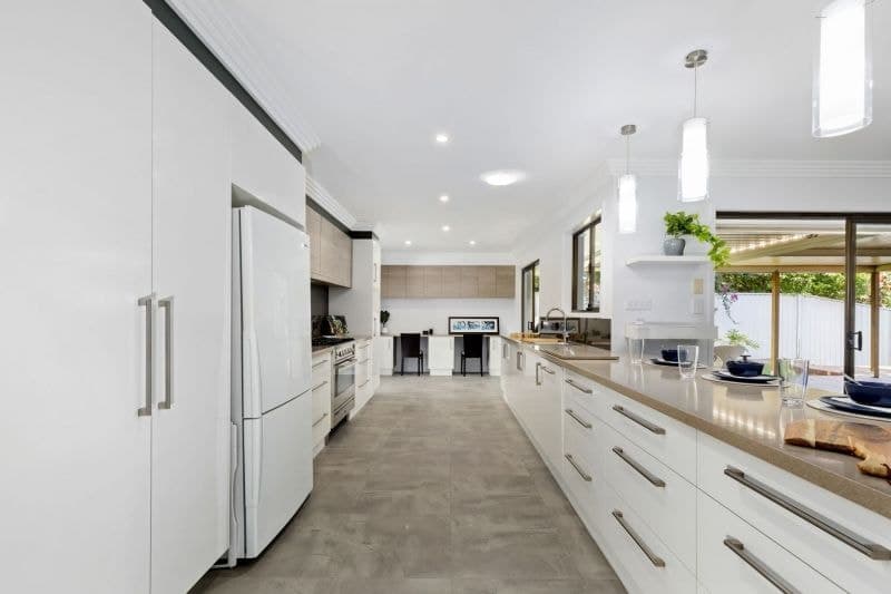 8 Edinburgh Road, Benowa Waters - Thumbnail 3