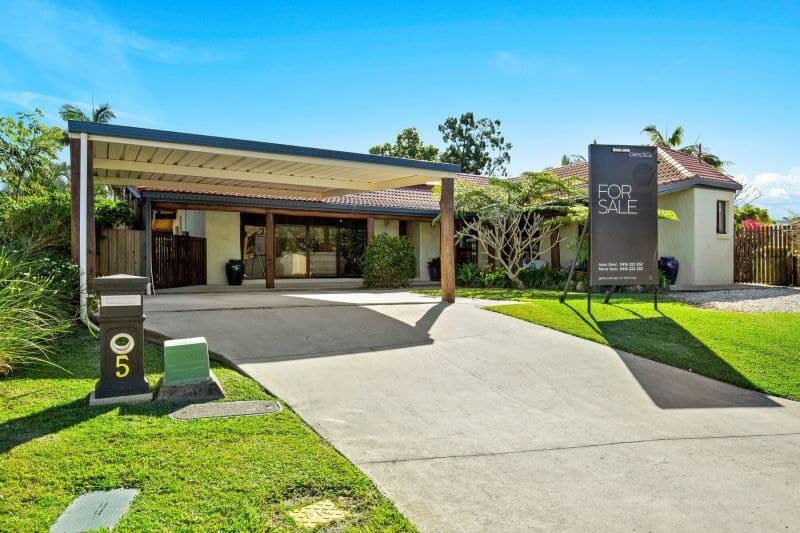 5 Adler Court, Benowa Waters - Image 1