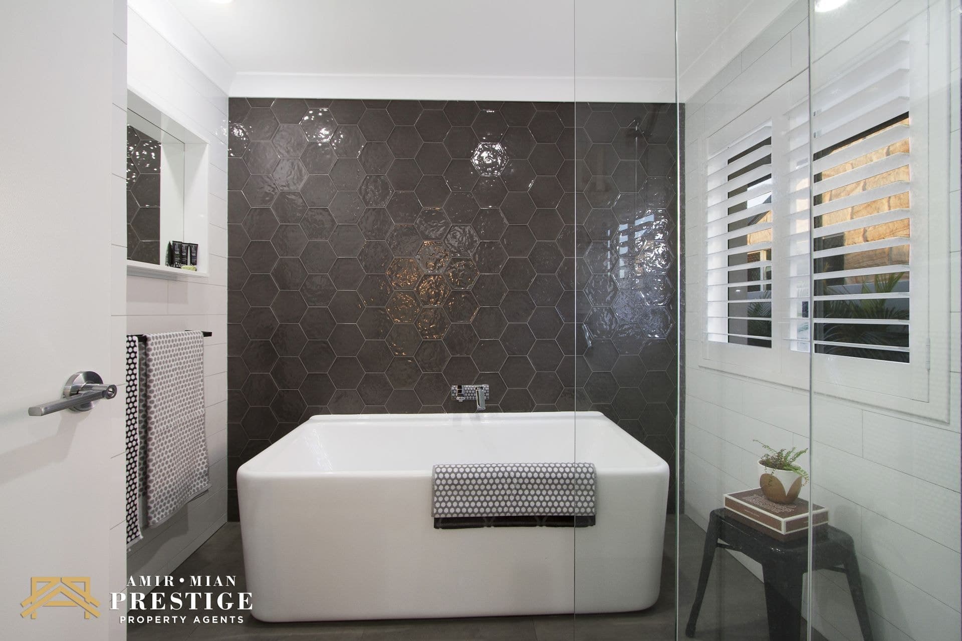 93 PEBBLE BEACH Drive, Runaway Bay - Thumbnail 4
