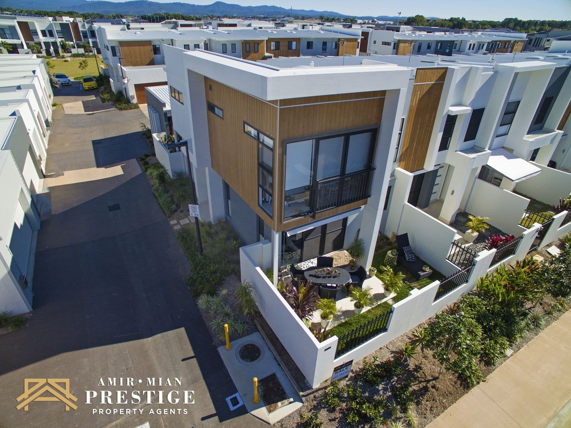 1 Mayfair Lane, Hope Island - Thumbnail 2