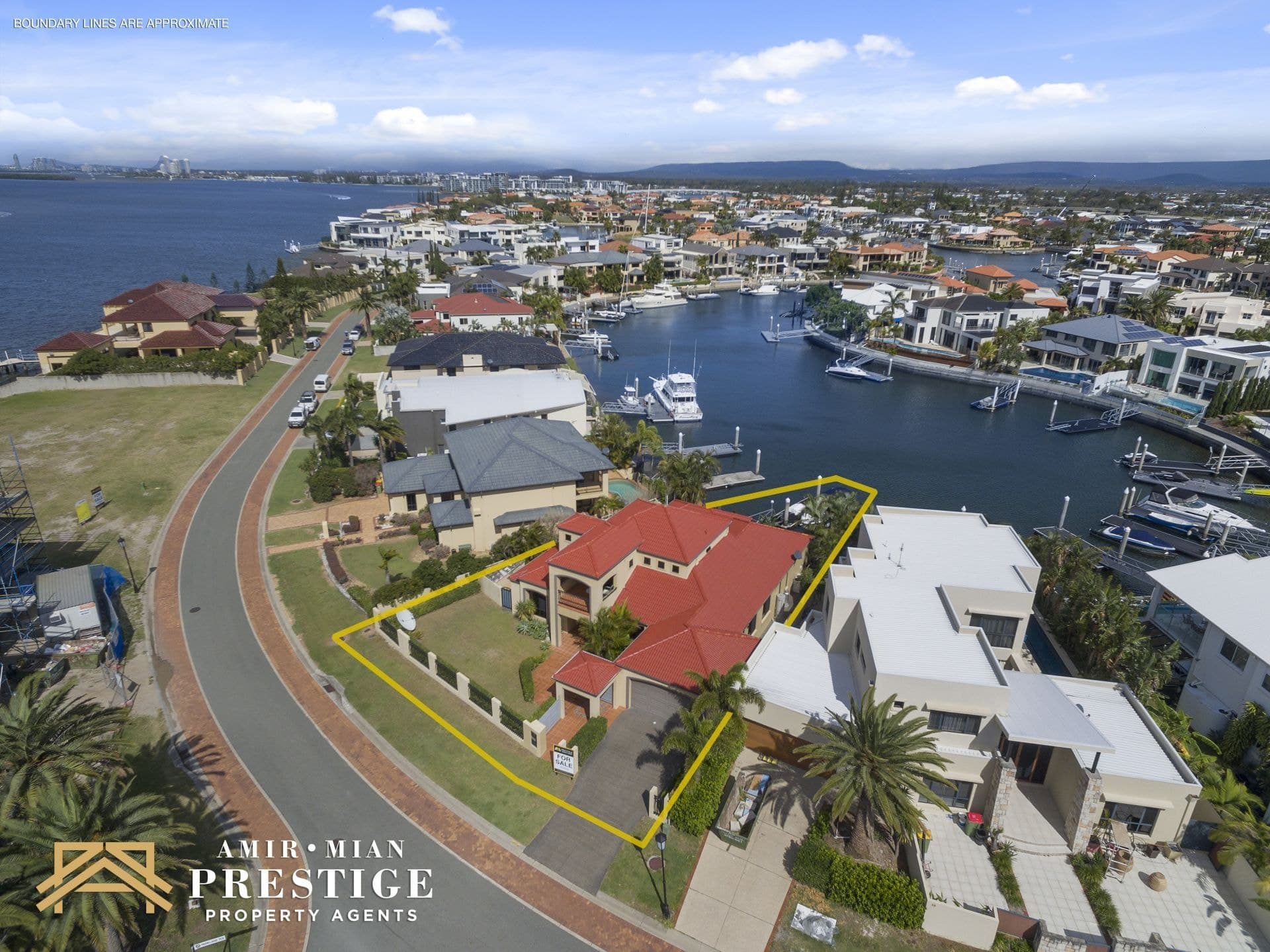 17 King Charles Drive, Sovereign Islands - Image 1
