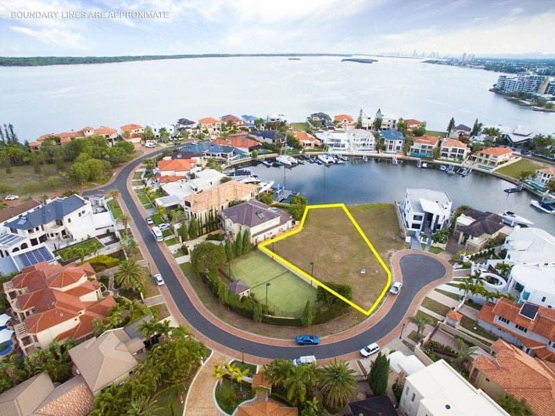 10-12 Queen Guineveres Place, Sovereign Islands - Thumbnail 2