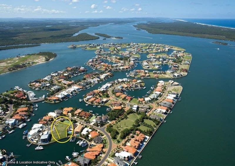 10-12 Queen Guineveres Place, Sovereign Islands - Thumbnail 3