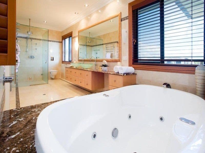 23 King Charles Drive, Sovereign Islands - Thumbnail 8