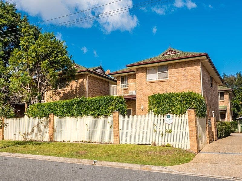 4/18 Charlton Street, Southport - Image 1