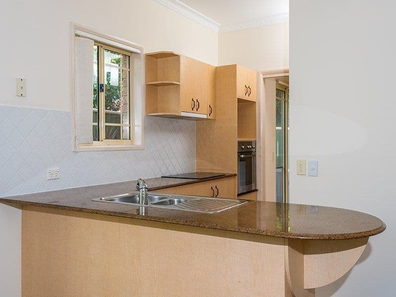 4/18 Charlton Street, Southport - Thumbnail 4