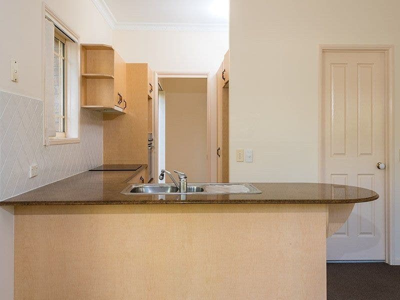 4/18 Charlton Street, Southport - Thumbnail 5