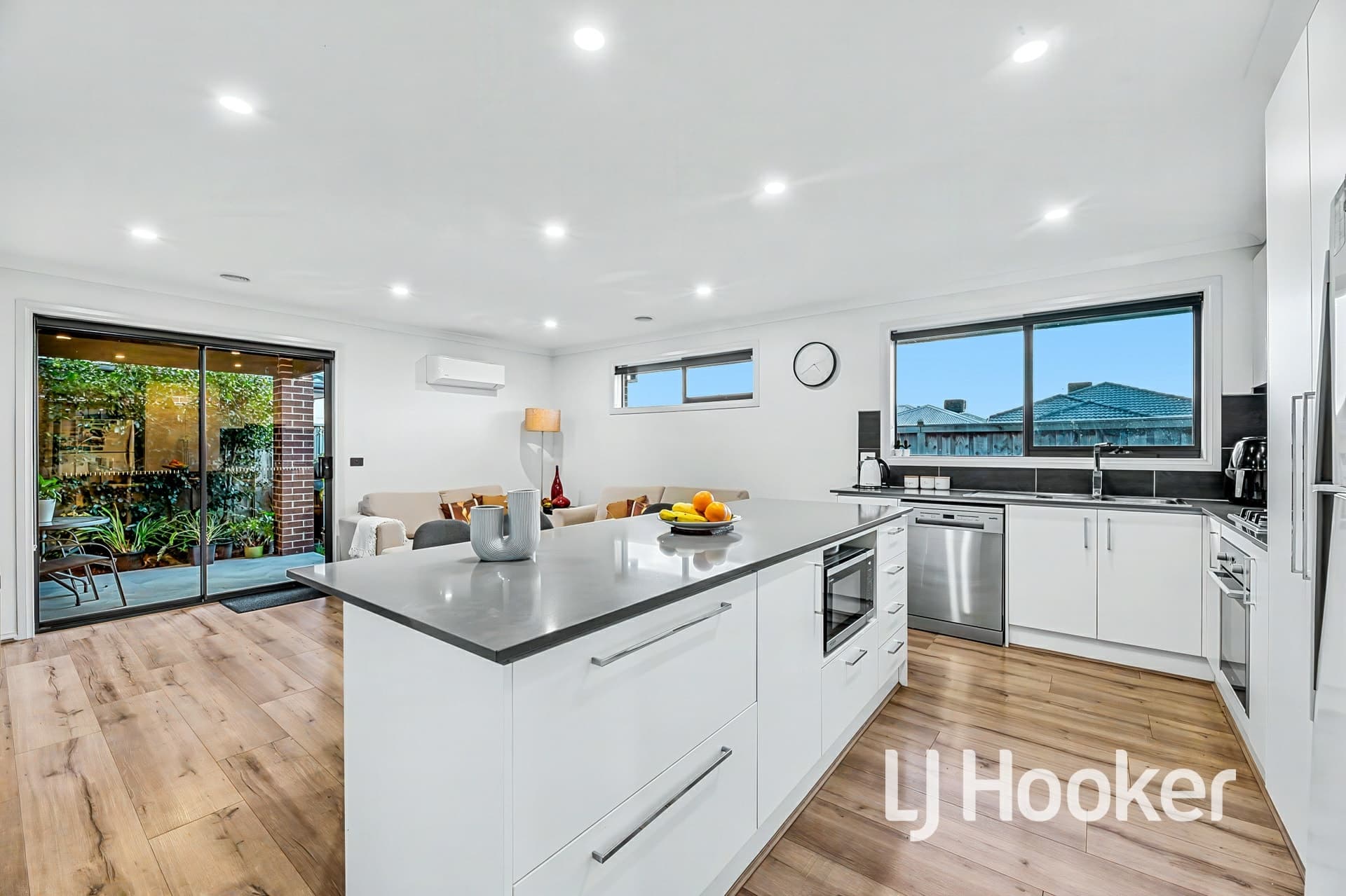 35 Moroak Crescent, Clyde North, Clyde North - Thumbnail 4