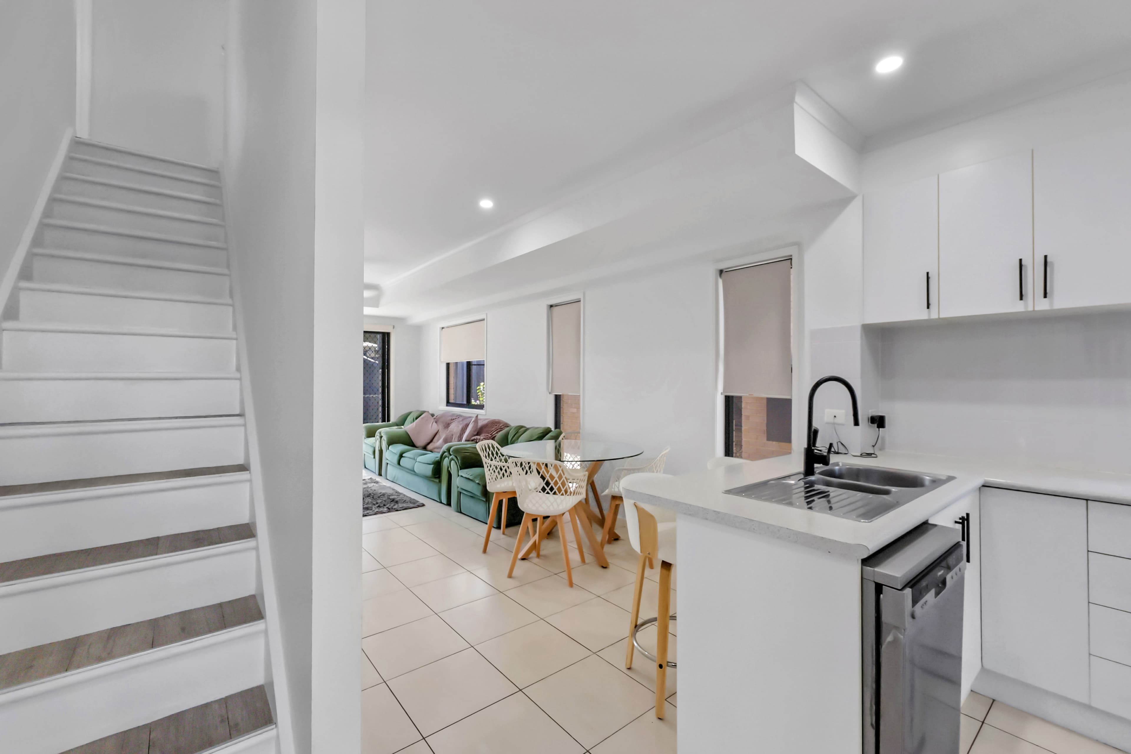 6/7 Bilgola Place, Blacks Beach - Image 1