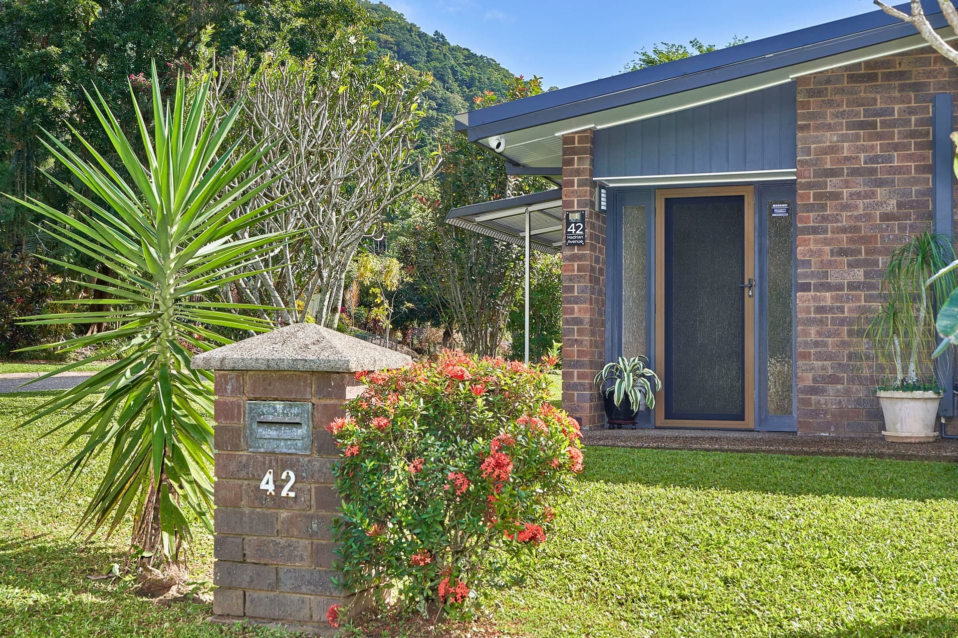 42 Hadrian Avenue, Mooroobool, Mooroobool - Thumbnail 5