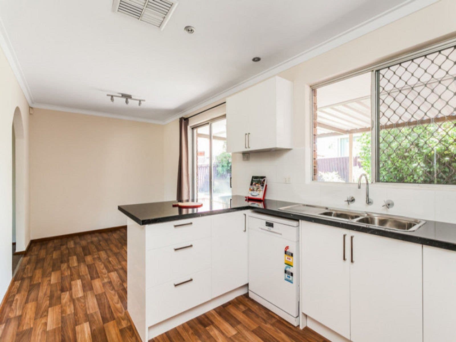 16 Stephen Street, Queens Park WA 6107, Queens Park - Thumbnail 6