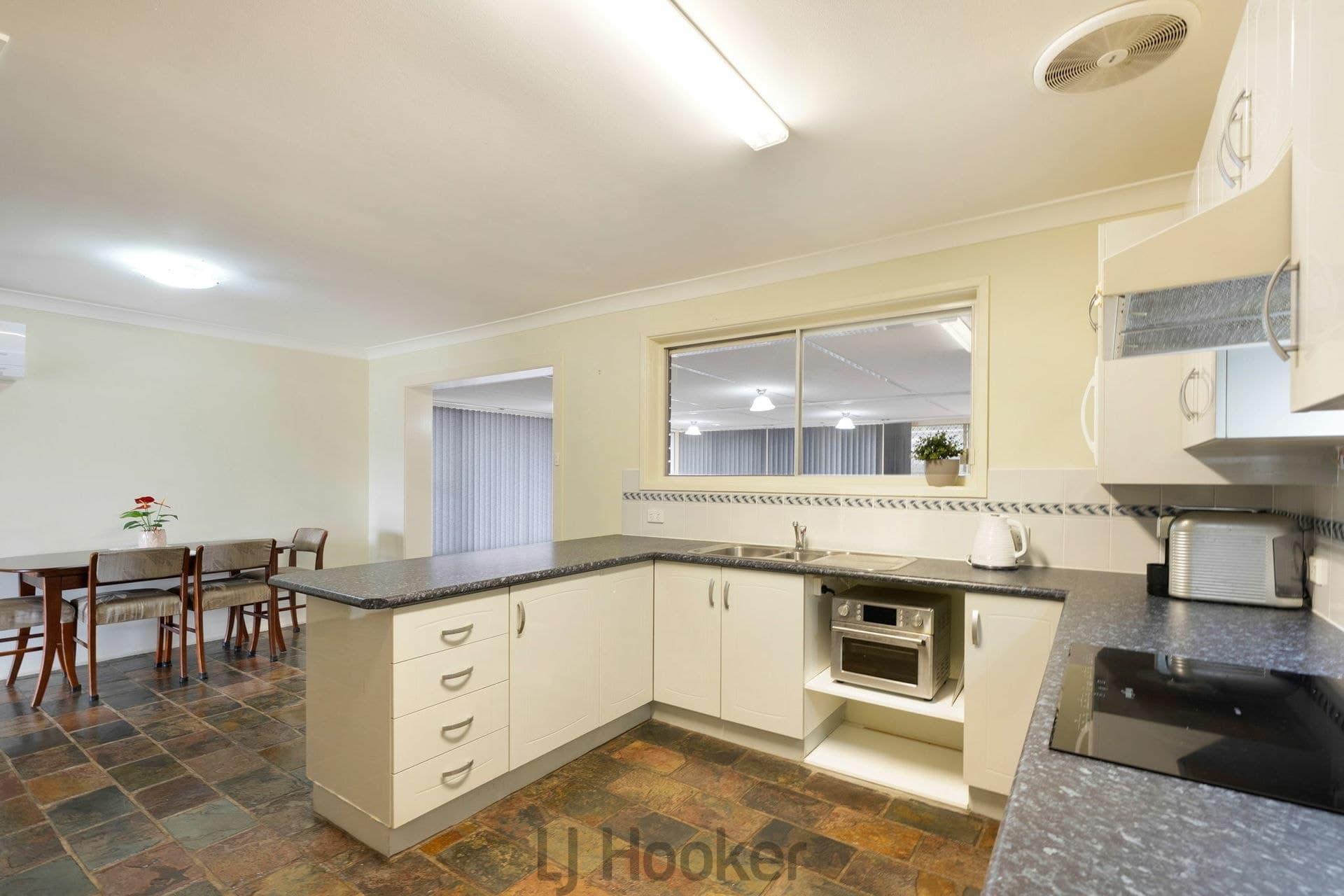 17 Carlisle Row, Fishing Point, Fishing Point - Thumbnail 7