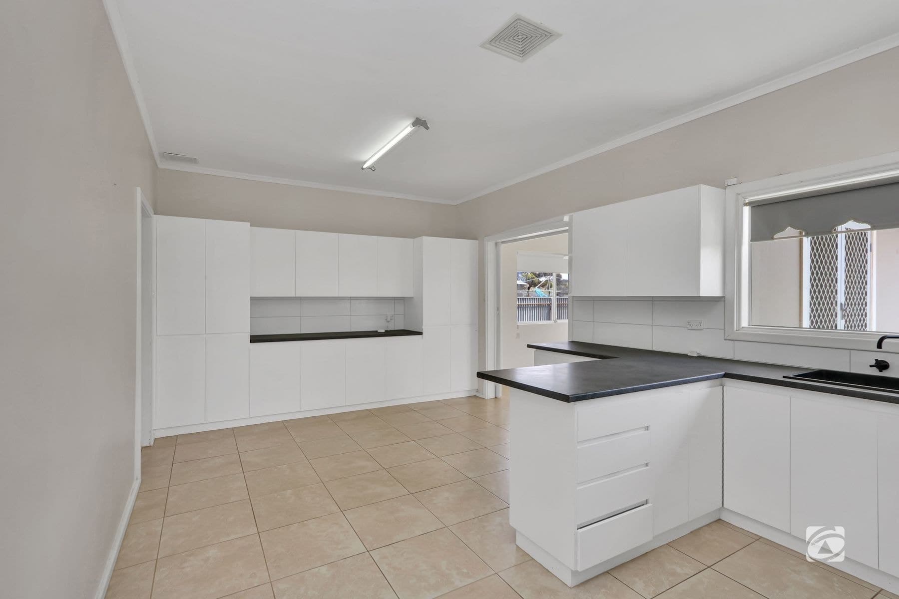 8 Brooks Street, Broken Hill NSW 2880, Broken Hill - Thumbnail 3