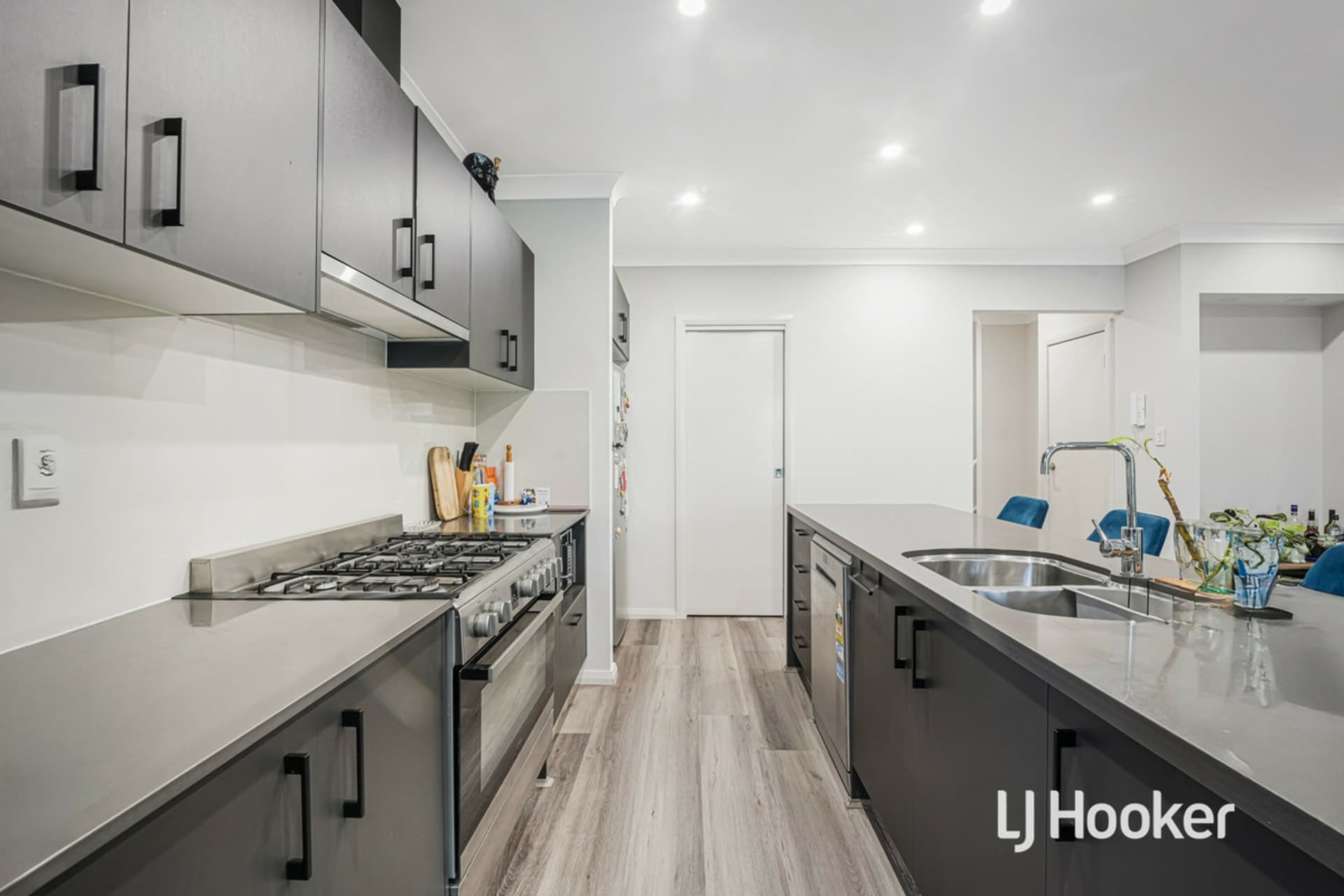 14 Cruikshank Crescent, Riverstone, Riverstone - Thumbnail 2