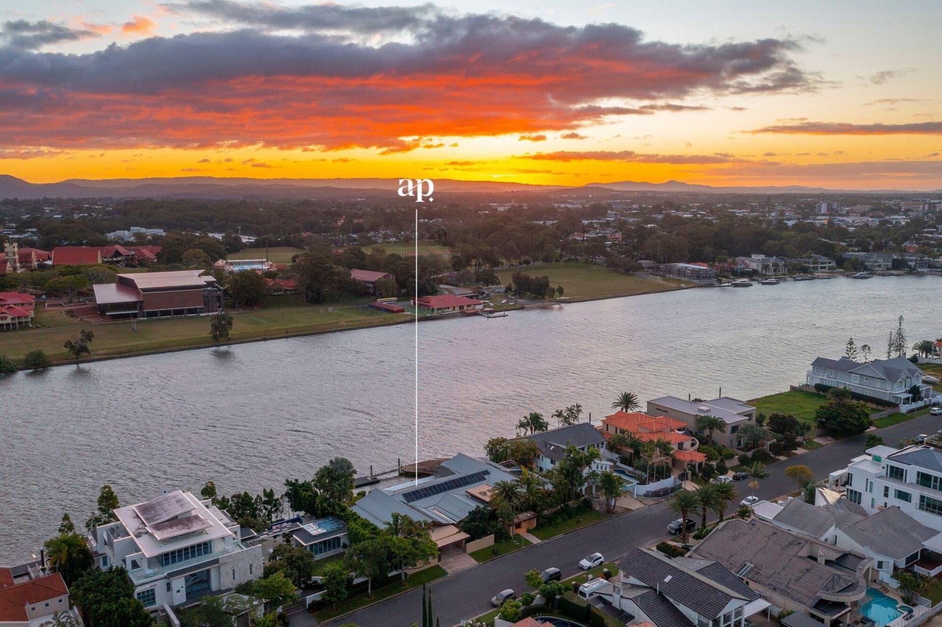 137-139 Commodore Drive, Paradise Waters - Thumbnail 3
