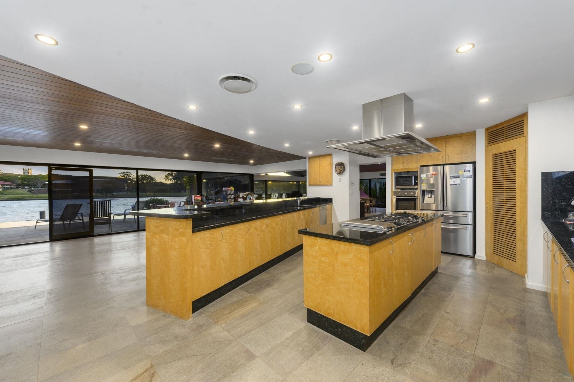 137-139 Commodore Drive, Paradise Waters - Thumbnail 7