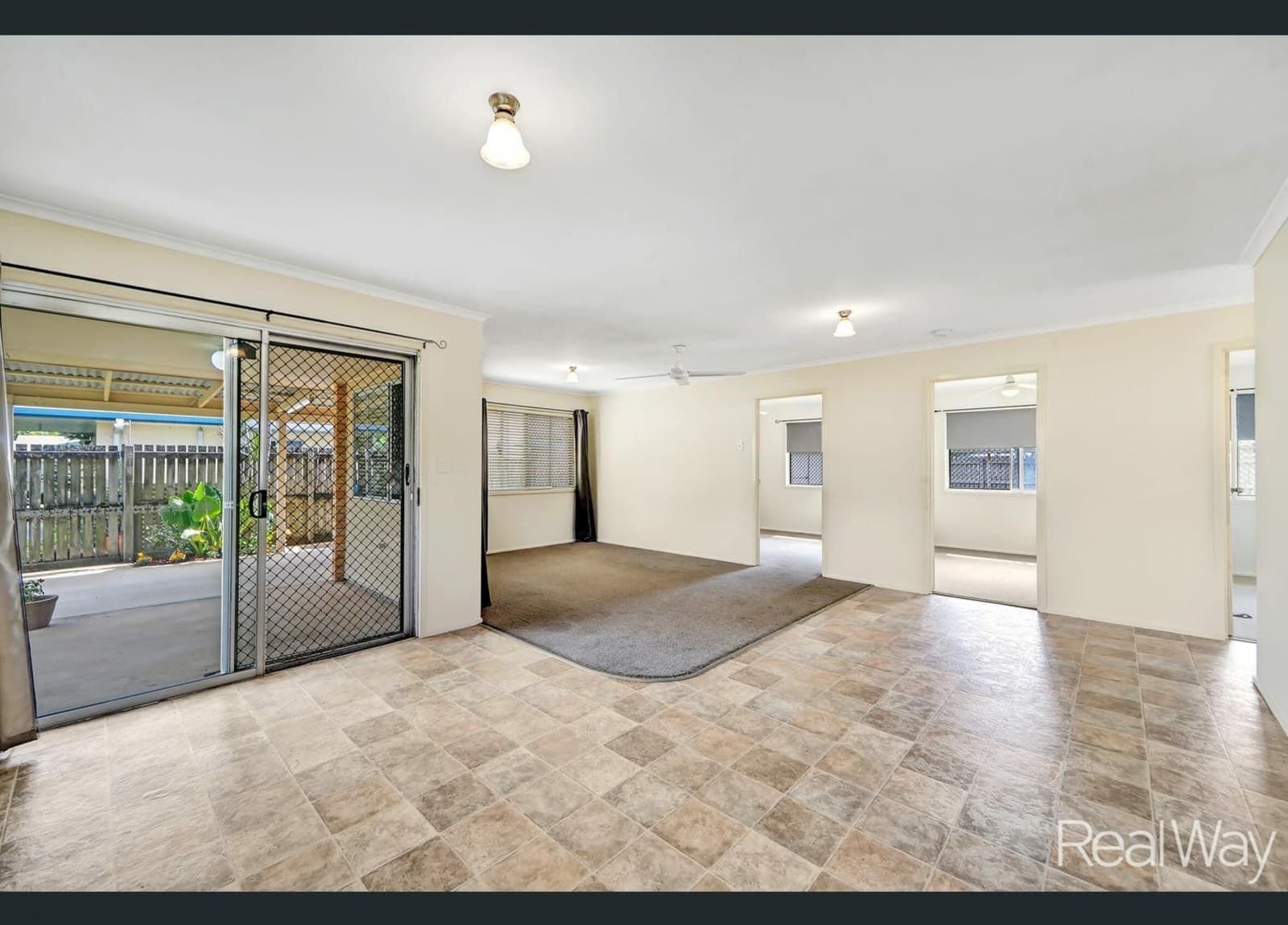 14 Schoch Street, AVENELL HEIGHTS, Avenell Heights - Thumbnail 2