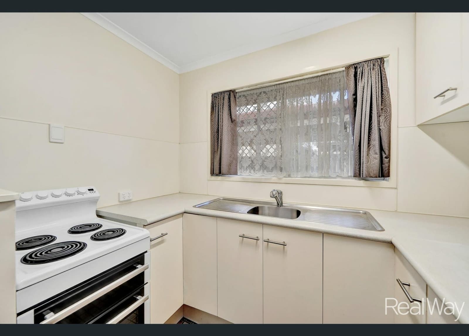 14 Schoch Street, AVENELL HEIGHTS, Avenell Heights - Thumbnail 7