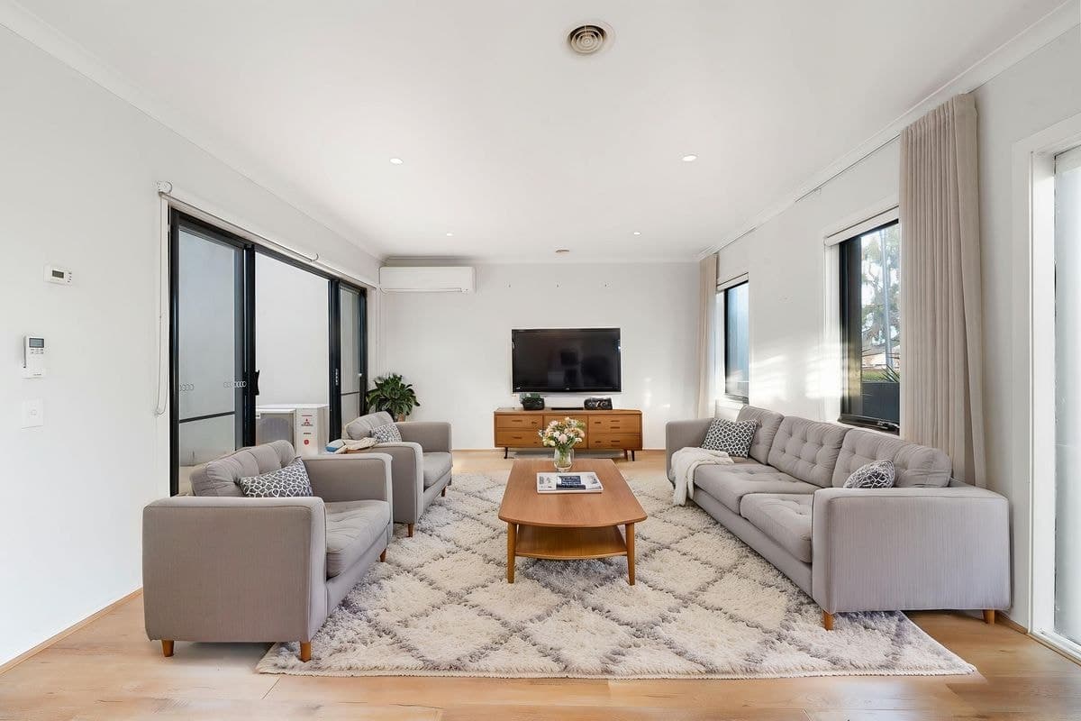 1 Rathdowne Walk, EPPING, Epping - Thumbnail 2