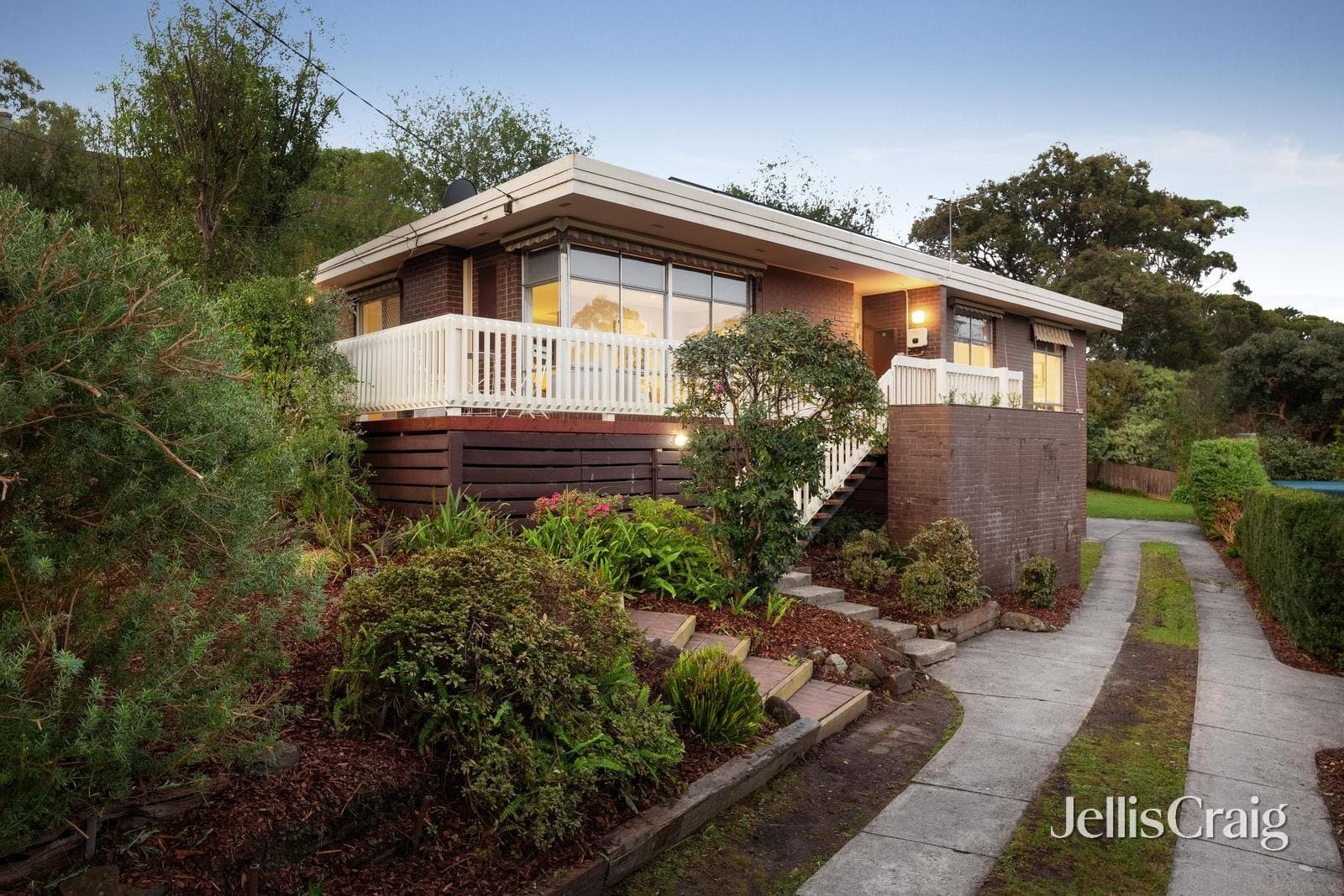 10 Lorraine Drive, Briar Hill, Briar Hill - Thumbnail 2