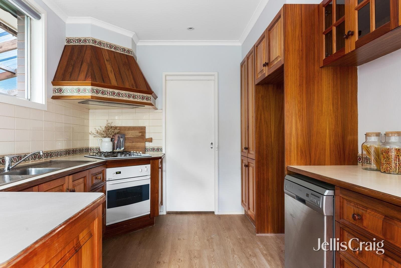 10 Lorraine Drive, Briar Hill, Briar Hill - Thumbnail 4