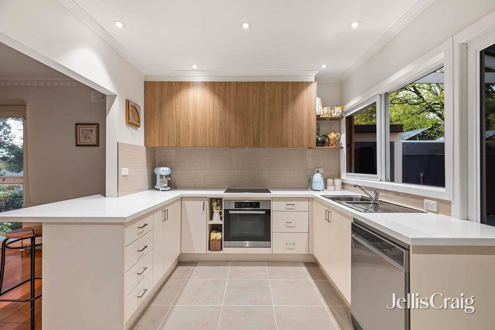 6 Boyana Crescent, Croydon, Croydon - Thumbnail 4