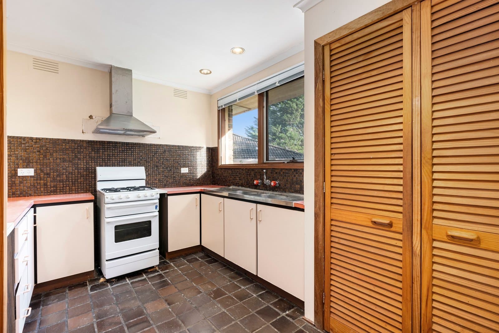14 Bruford Avenue, Wheelers Hill, Wheelers Hill - Thumbnail 8