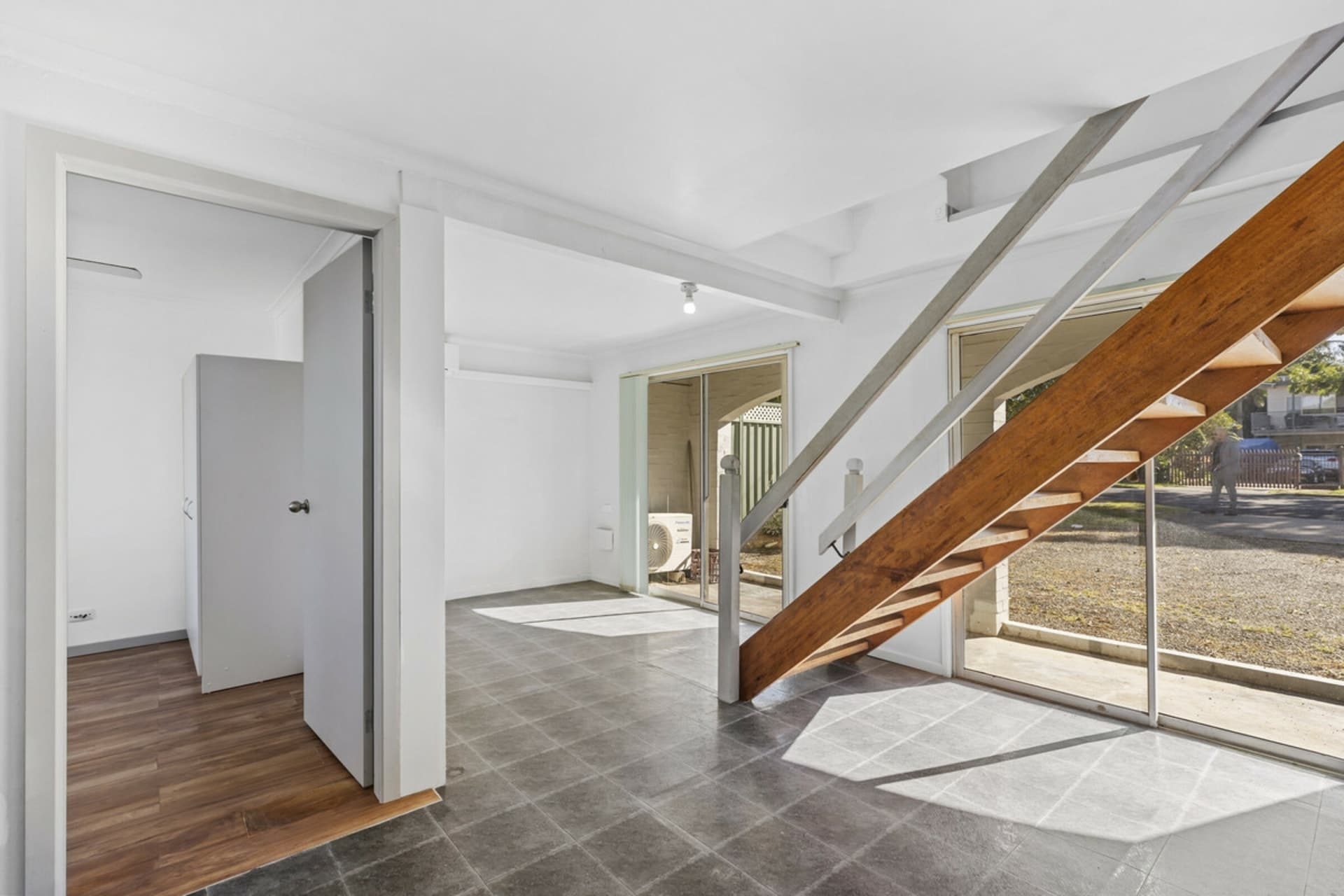 33 Mawson Drive, Killarney Vale, Killarney Vale - Thumbnail 3