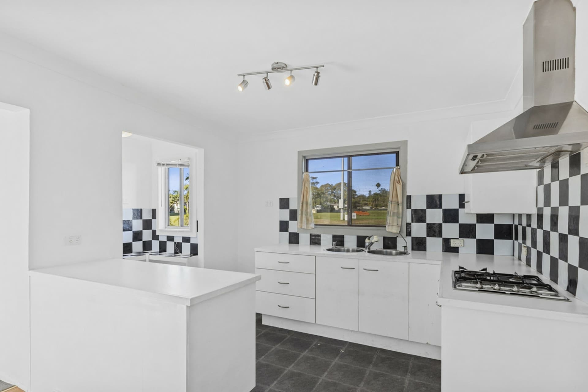 33 Mawson Drive, Killarney Vale, Killarney Vale - Thumbnail 6