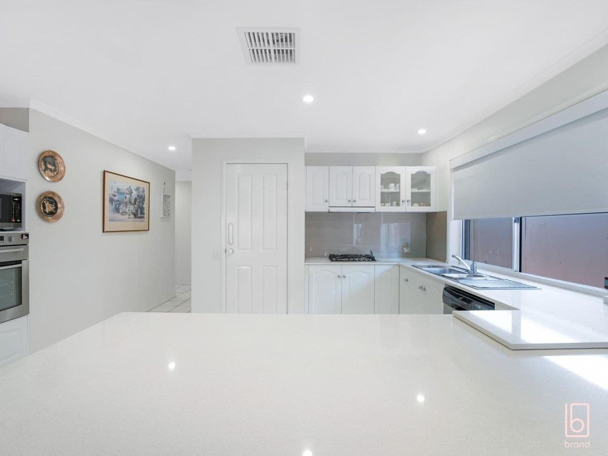 7 Tomaree Crescent, WOONGARRAH, Woongarrah - Thumbnail 3
