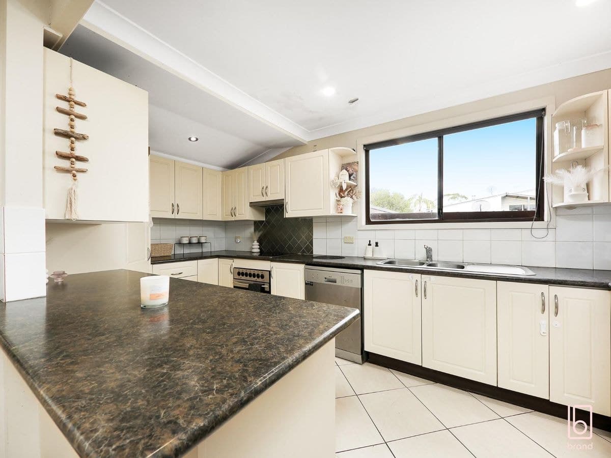 29 Kawana Avenue, BLUE HAVEN, Blue Haven - Thumbnail 6