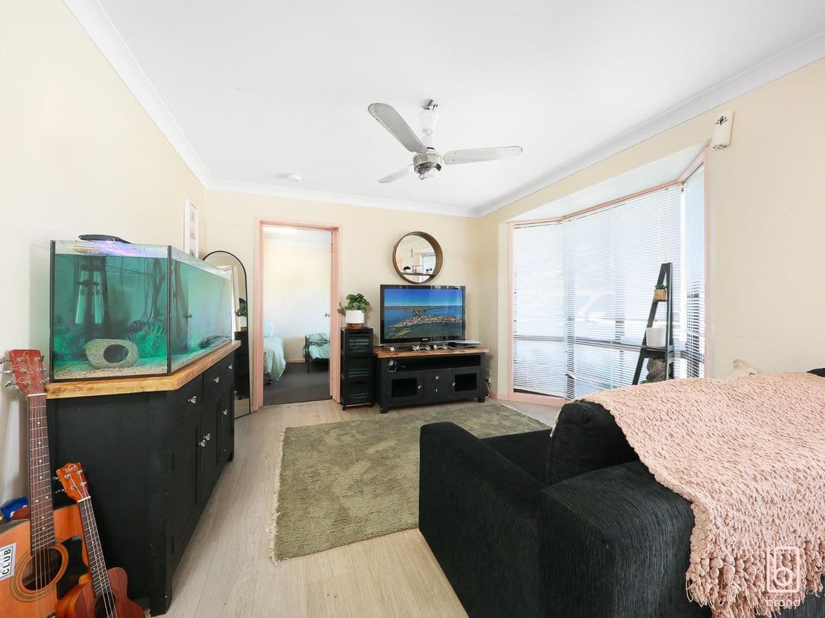 16 Loongana Crescent, BLUE HAVEN, Blue Haven - Thumbnail 4
