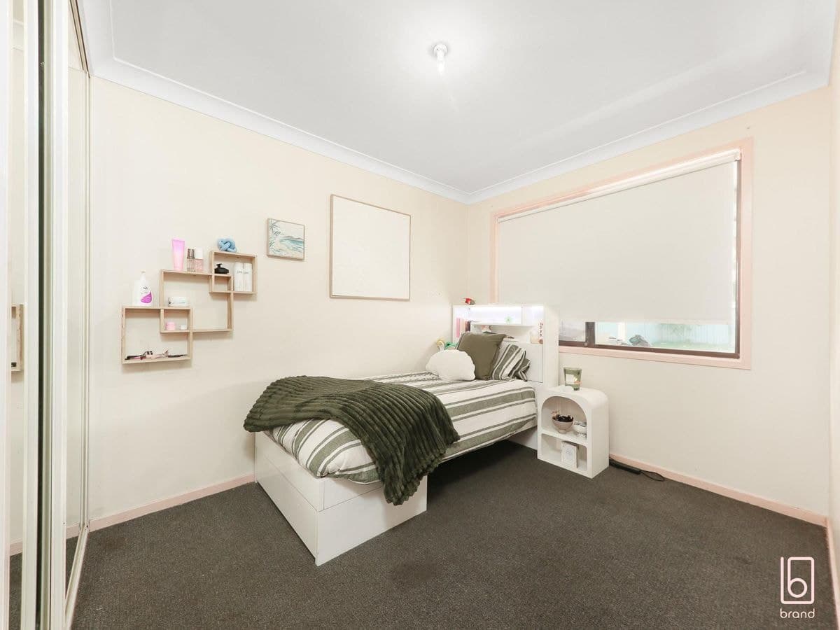 16 Loongana Crescent, BLUE HAVEN, Blue Haven - Thumbnail 5