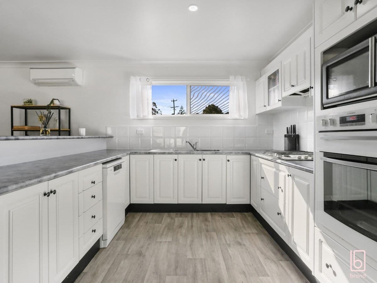 16 Birdwood Drive, BLUE HAVEN, Blue Haven - Thumbnail 4