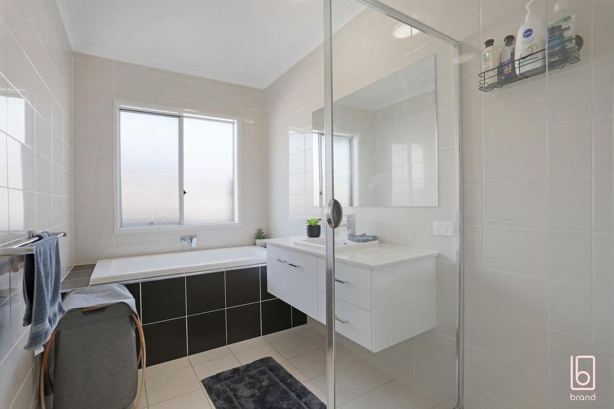 7 Sirocco Drive, WADALBA, Wadalba - Image 1