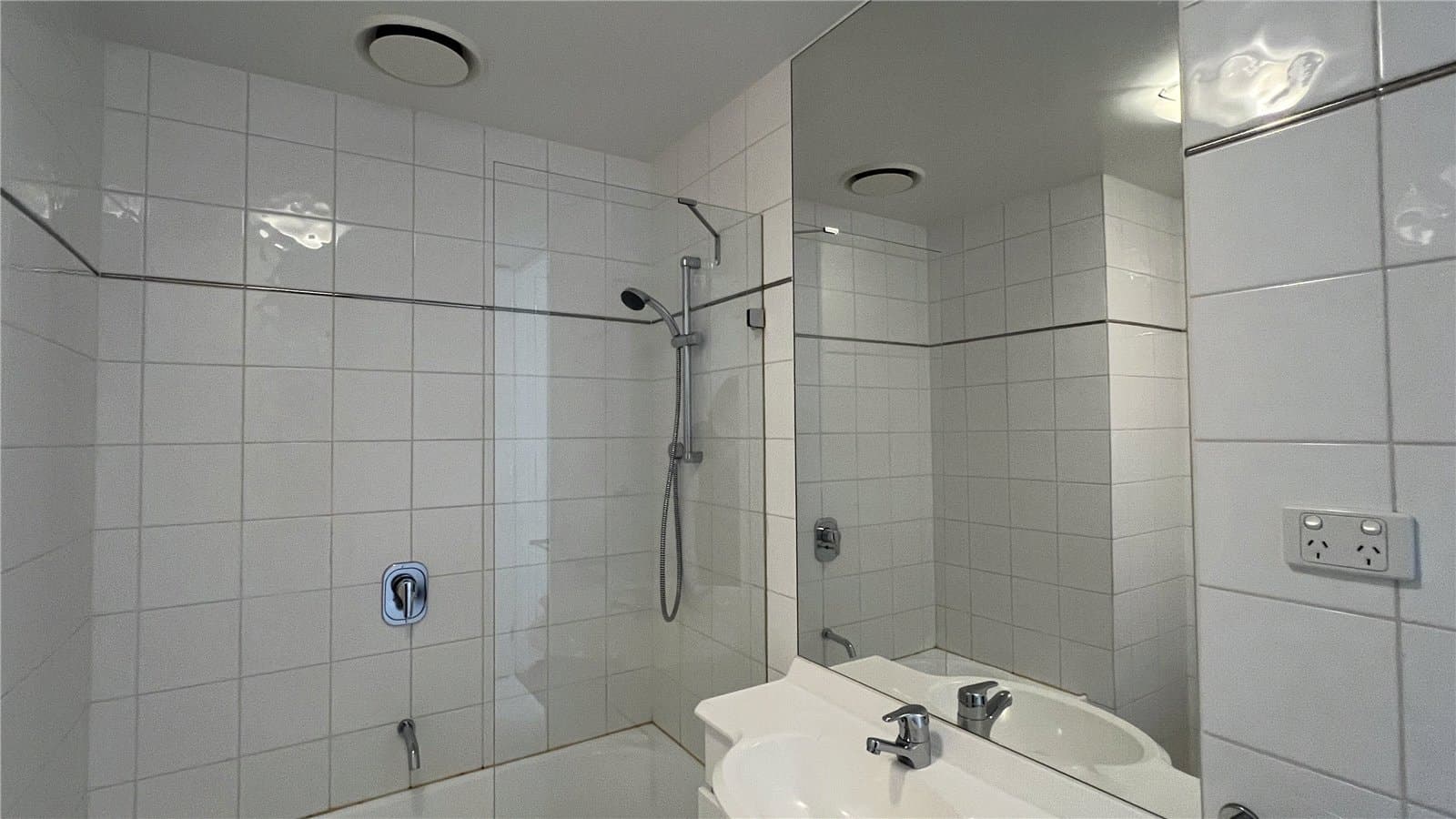1013/38 Bank Street, South Melbourne - Thumbnail 3